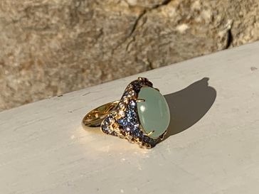 Blauer-Calcedon-Ring in Gelbgold mit Saphiren und Brillant
