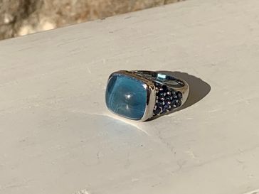 London-Blue-Topaz-Ring in Weißgold mit mit Saphir